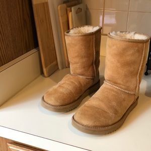 UGG Women’s size 5 tan boots.